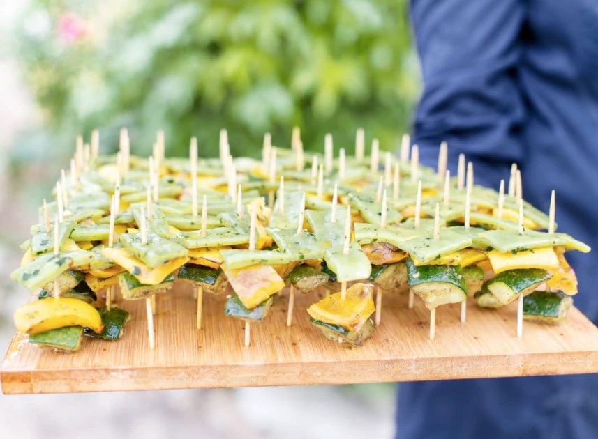 Plateau de brochettes de légumes grillés servi pendant le cocktail de mariage